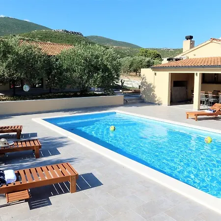 Villa New- Olive Oasis -the Heated Pool & Jacuzzi