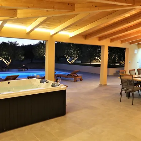 Villa New- Olive Oasis -the Heated Pool & Jacuzzi