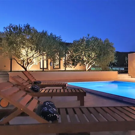 New- Olive Oasis -the Heated Pool & Jacuzzi Villa *
