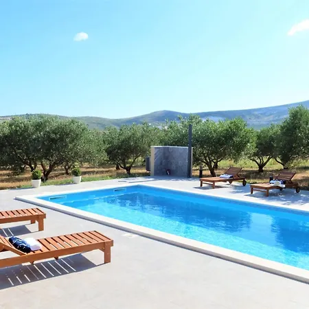 New- Olive Oasis -the Heated Pool & Jacuzzi Villa