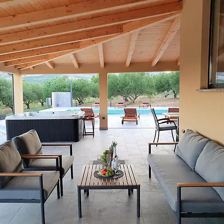 New- Olive Oasis -the Heated Pool & Jacuzzi Villa *