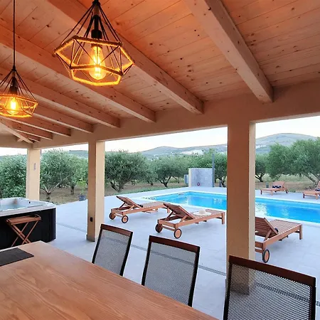 New- Olive Oasis -the Heated Pool & Jacuzzi