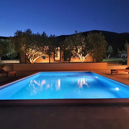 New- Olive Oasis -the Heated Pool & Jacuzzi Kastel Stafilic