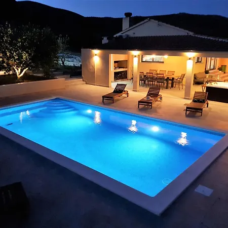 New- Olive Oasis -the Heated Pool & Jacuzzi Kastel Stafilic